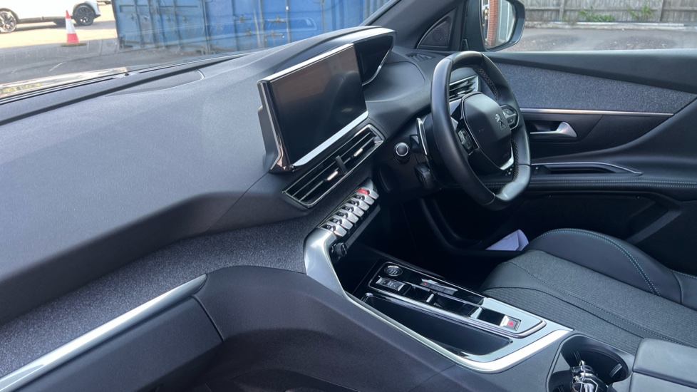 Peugeot 5008 1.2 PureTech Allure Premium+ 5dr EAT8 Petrol Estate - Image 19