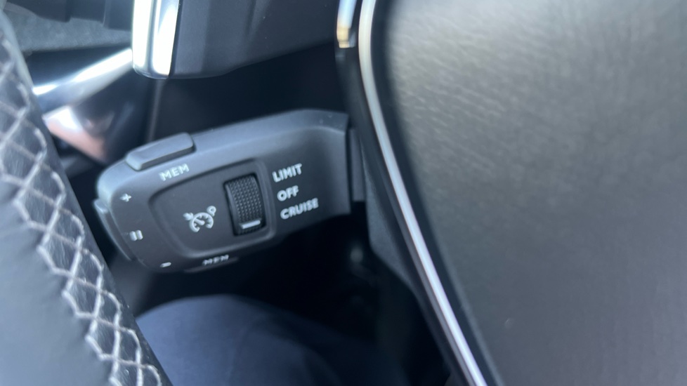 Peugeot 5008 1.2 PureTech Allure Premium+ 5dr EAT8 Petrol Estate - Image 23
