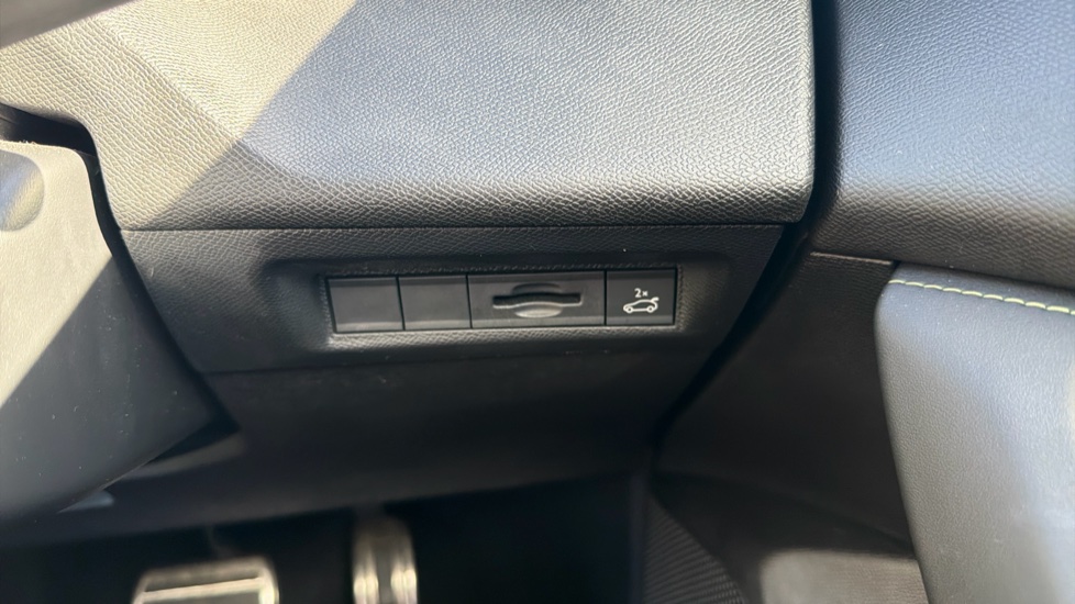 Peugeot 408 1.2 PureTech GT 5dr EAT8 Petrol Hatchback - Image 34