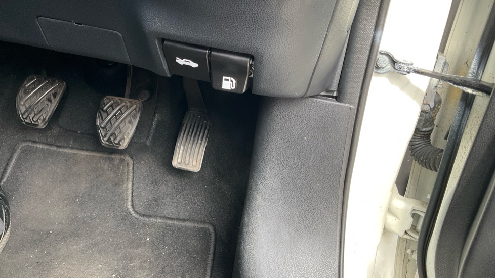 Nissan Juke 1.6 [112] Acenta 5dr Petrol Hatchback - Image 30
