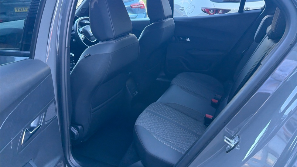 Peugeot 2008 1.2 PureTech 130 Allure 5dr Petrol Estate - Image 16