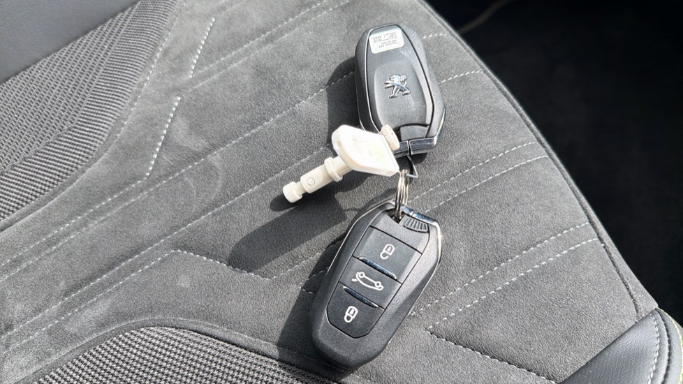 Peugeot 408 1.6 Plug-in Hybrid 225 GT 5dr e-EAT8 Hatchback - Image 29
