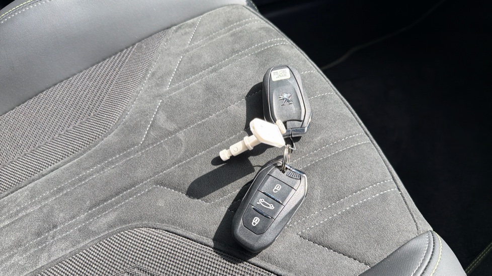 Peugeot 408 1.6 Plug-in Hybrid 225 GT 5dr e-EAT8 Hatchback - Image 30