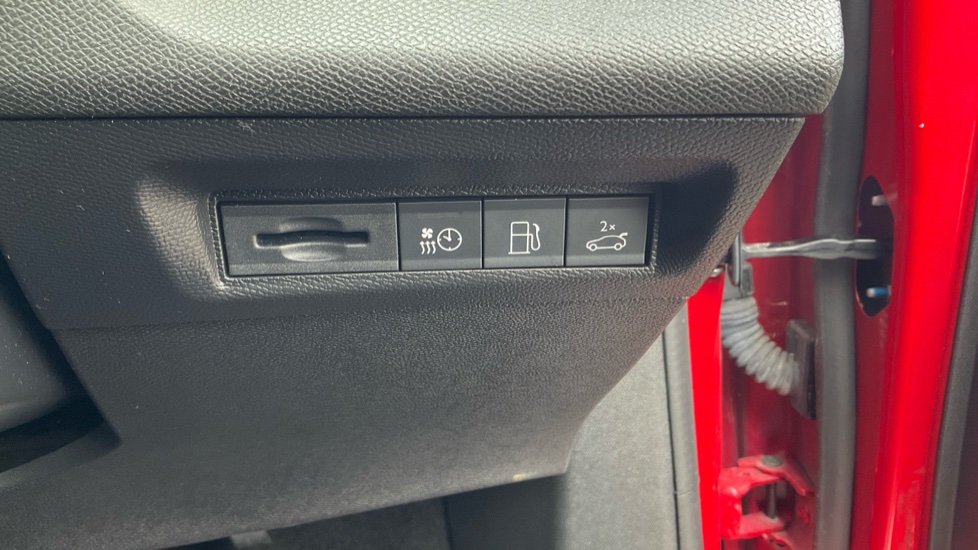 Peugeot 408 1.6 Plug-in Hybrid 225 GT 5dr e-EAT8 Hatchback - Image 34