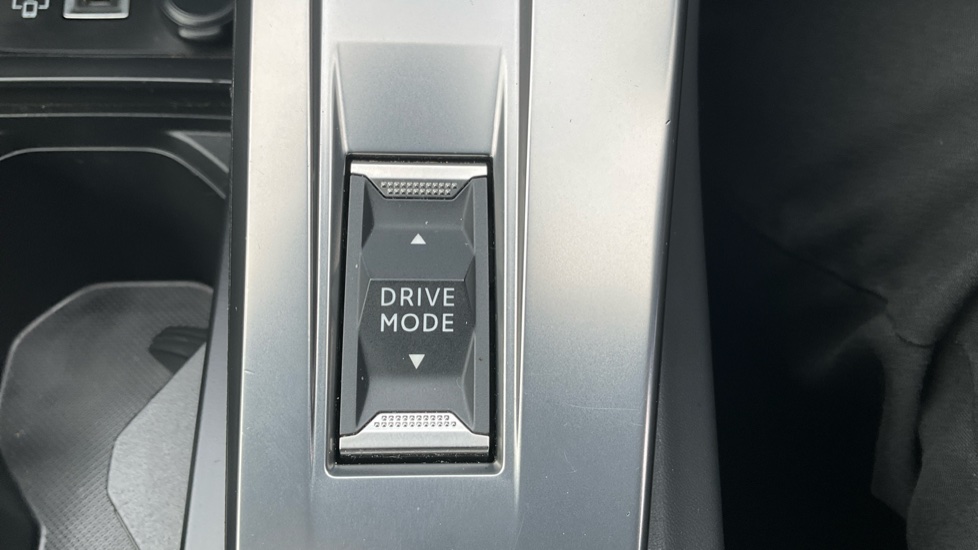 Peugeot 408 1.6 Plug-in Hybrid 225 GT 5dr e-EAT8 Hatchback - Image 38