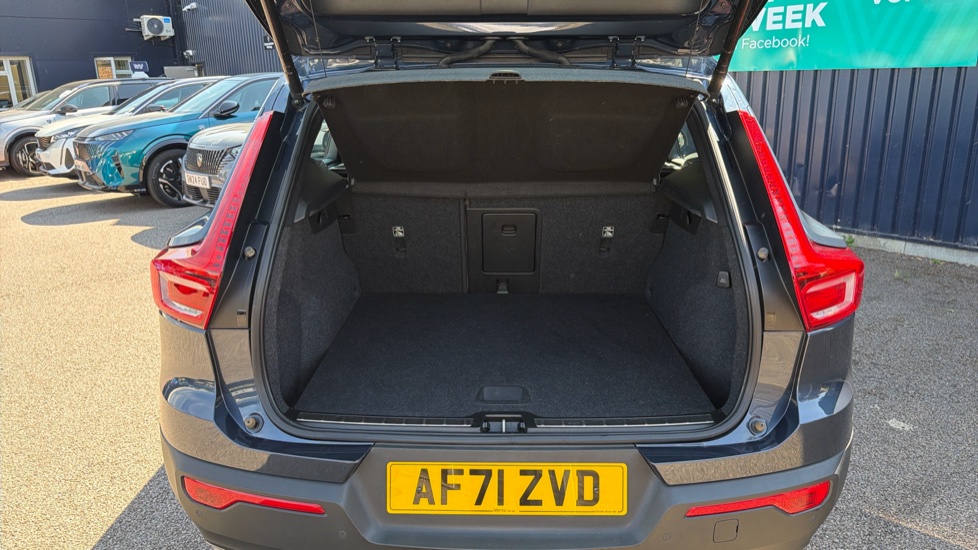 Volvo XC40 2.0 B4P Inscription Pro 5dr Auto [7 speed] Petrol Estate - Image 4