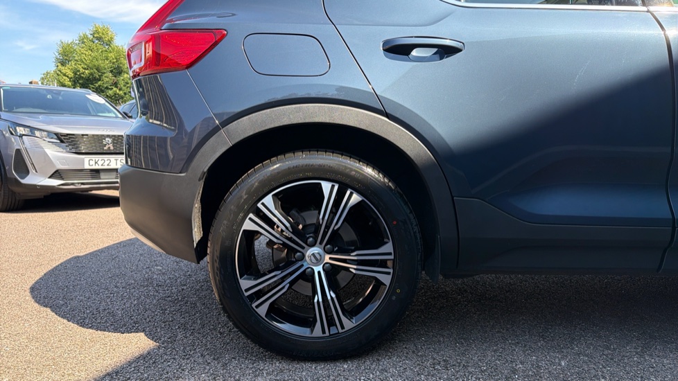 Volvo XC40 2.0 B4P Inscription Pro 5dr Auto [7 speed] Petrol Estate - Image 7
