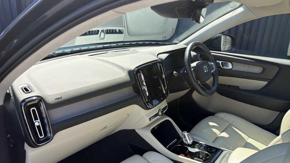 Volvo XC40 2.0 B4P Inscription Pro 5dr Auto [7 speed] Petrol Estate - Image 9