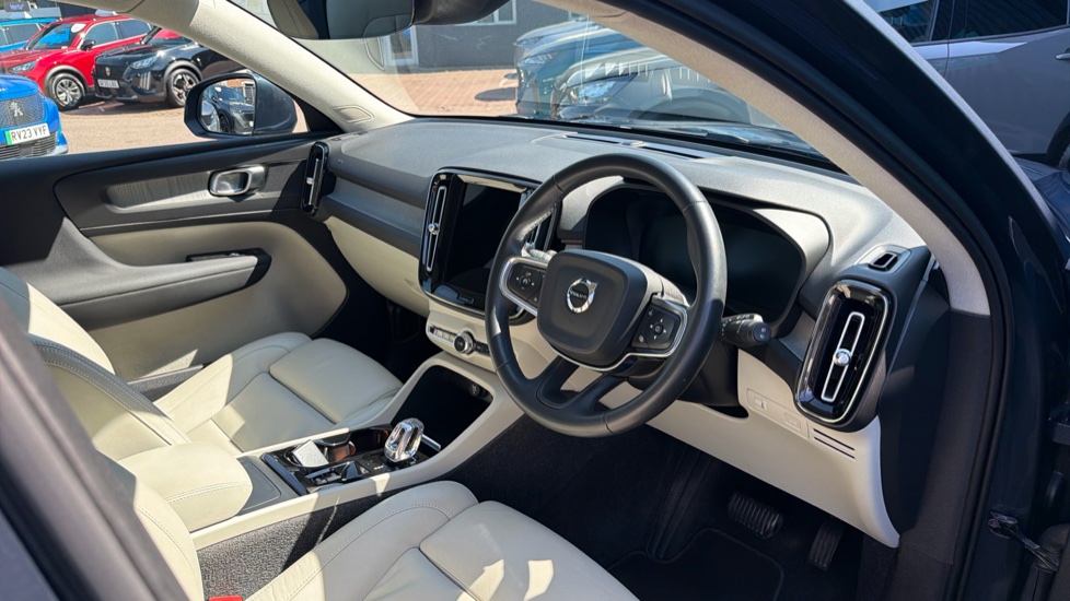 Volvo XC40 2.0 B4P Inscription Pro 5dr Auto [7 speed] Petrol Estate - Image 11