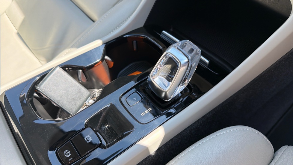 Volvo XC40 2.0 B4P Inscription Pro 5dr Auto [7 speed] Petrol Estate - Image 13