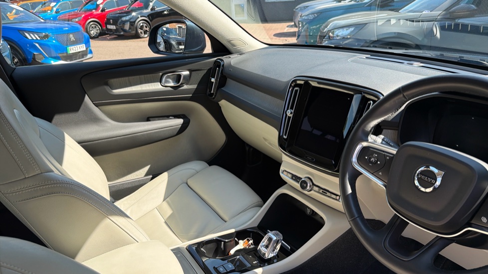 Volvo XC40 2.0 B4P Inscription Pro 5dr Auto [7 speed] Petrol Estate - Image 14