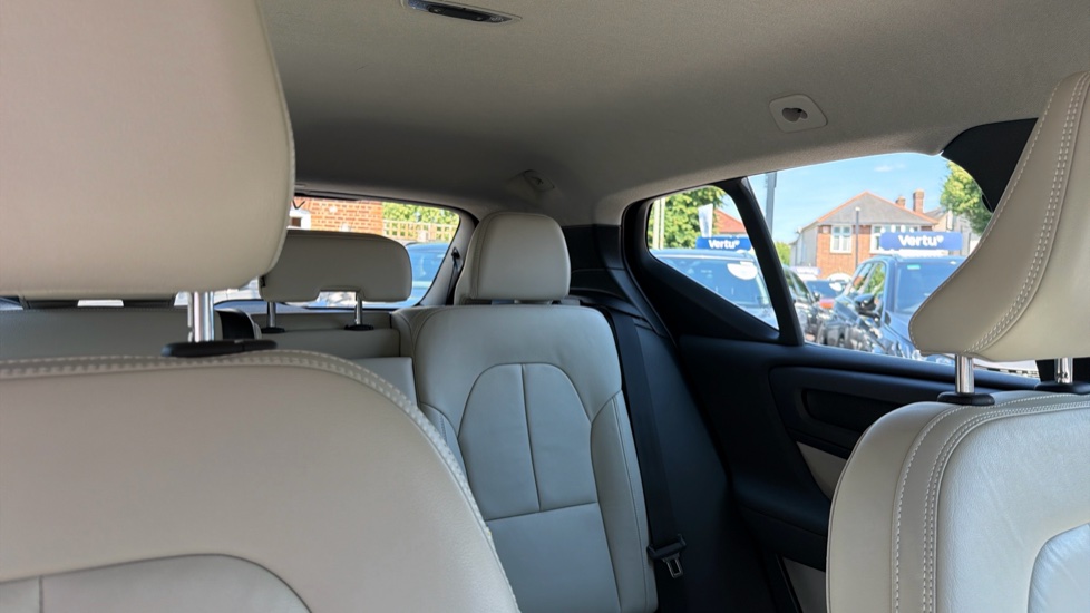 Volvo XC40 2.0 B4P Inscription Pro 5dr Auto [7 speed] Petrol Estate - Image 15