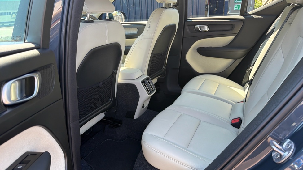 Volvo XC40 2.0 B4P Inscription Pro 5dr Auto [7 speed] Petrol Estate - Image 16