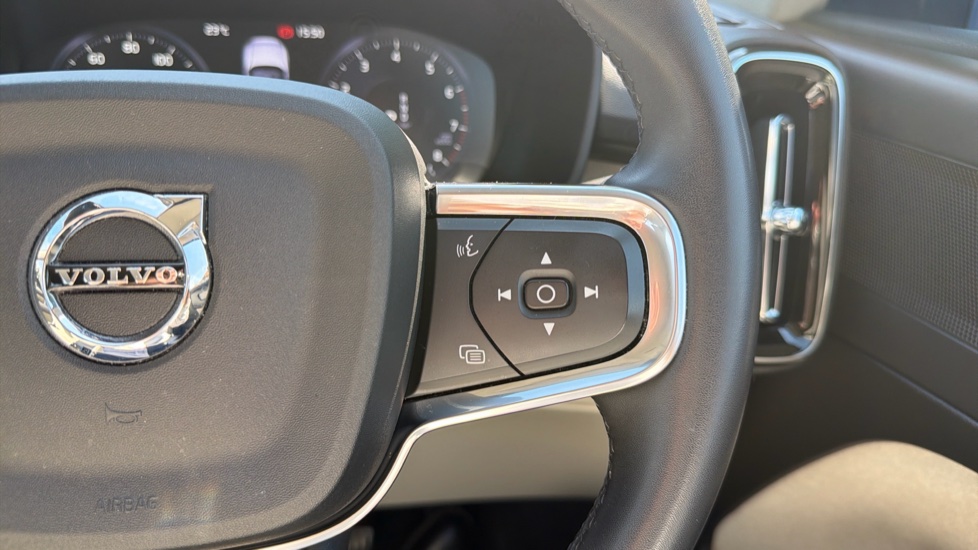 Volvo XC40 2.0 B4P Inscription Pro 5dr Auto [7 speed] Petrol Estate - Image 22