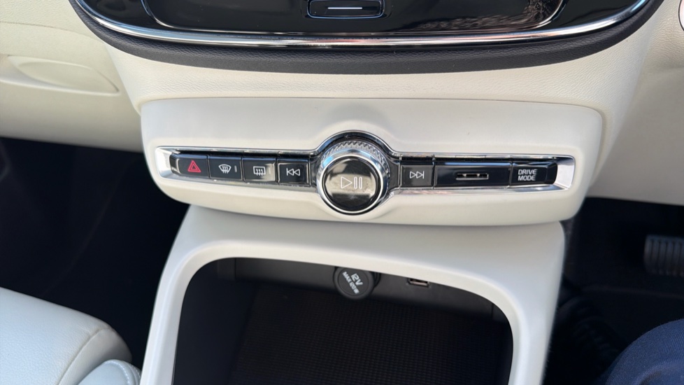 Volvo XC40 2.0 B4P Inscription Pro 5dr Auto [7 speed] Petrol Estate - Image 27