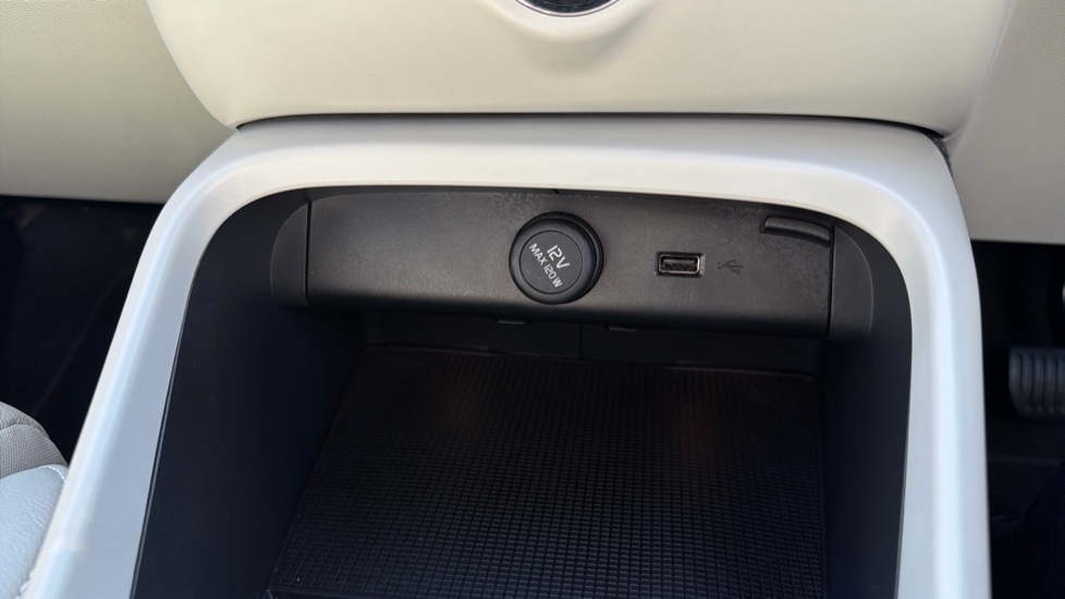 Volvo XC40 2.0 B4P Inscription Pro 5dr Auto [7 speed] Petrol Estate - Image 28