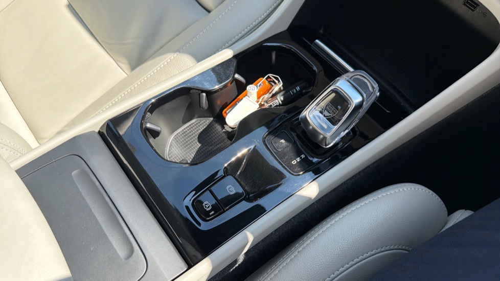 Volvo XC40 2.0 B4P Inscription Pro 5dr Auto [7 speed] Petrol Estate - Image 29