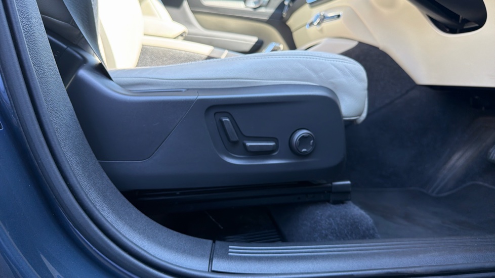 Volvo XC40 2.0 B4P Inscription Pro 5dr Auto [7 speed] Petrol Estate - Image 30