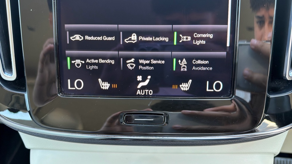 Volvo XC40 2.0 B4P Inscription Pro 5dr Auto [7 speed] Petrol Estate - Image 38