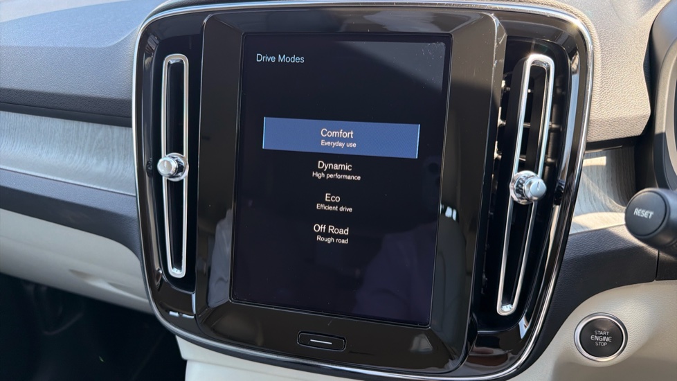 Volvo XC40 2.0 B4P Inscription Pro 5dr Auto [7 speed] Petrol Estate - Image 39