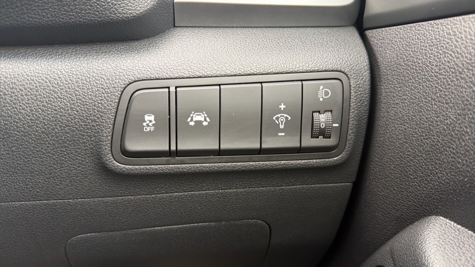 Hyundai TUCSON 1.7 CRDi Blue Drive Sport Edition 5dr 2WD Diesel Estate - Image 31
