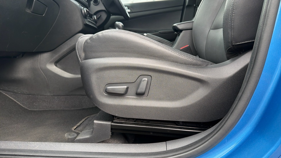 Hyundai TUCSON 1.7 CRDi Blue Drive Sport Edition 5dr 2WD Diesel Estate - Image 38