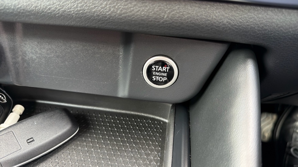 Nissan Qashqai 1.3 DiG-T MH 158 N-Connecta 5dr Xtronic Petrol Hatchback - Image 23