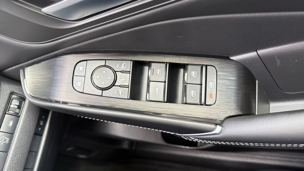 Nissan Qashqai 1.3 DiG-T MH 158 N-Connecta 5dr Xtronic Petrol Hatchback - Image 27