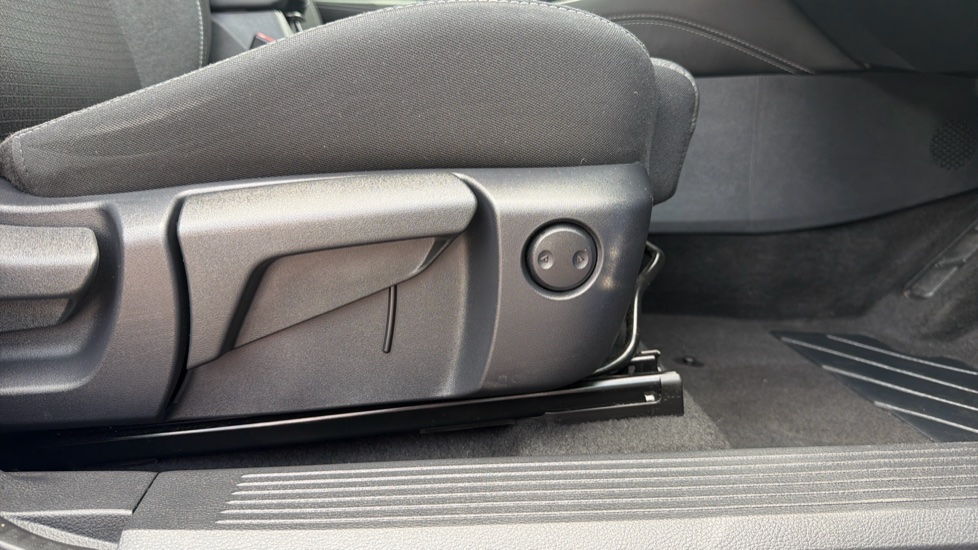 Nissan Qashqai 1.3 DiG-T MH 158 N-Connecta 5dr Xtronic Petrol Hatchback - Image 36