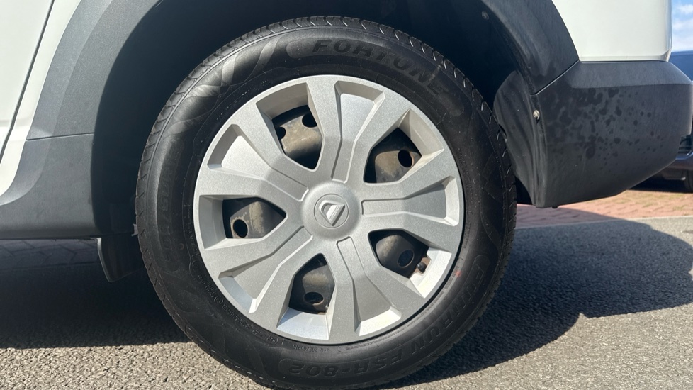 Dacia Jogger 1.0 TCe Essential 5dr Petrol Estate - Image 7