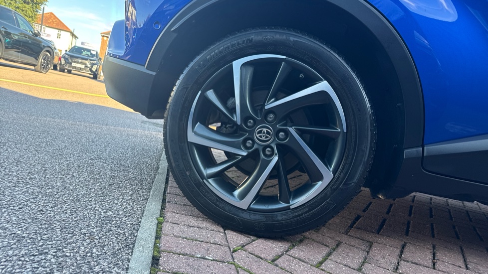 Toyota C-HR 1.8 Hybrid Dynamic 5dr CVT Hybrid Hatchback - Image 7