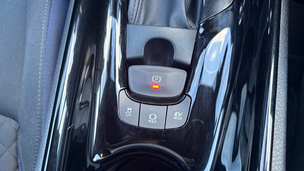 Toyota C-HR 1.8 Hybrid Dynamic 5dr CVT Hybrid Hatchback - Image 32