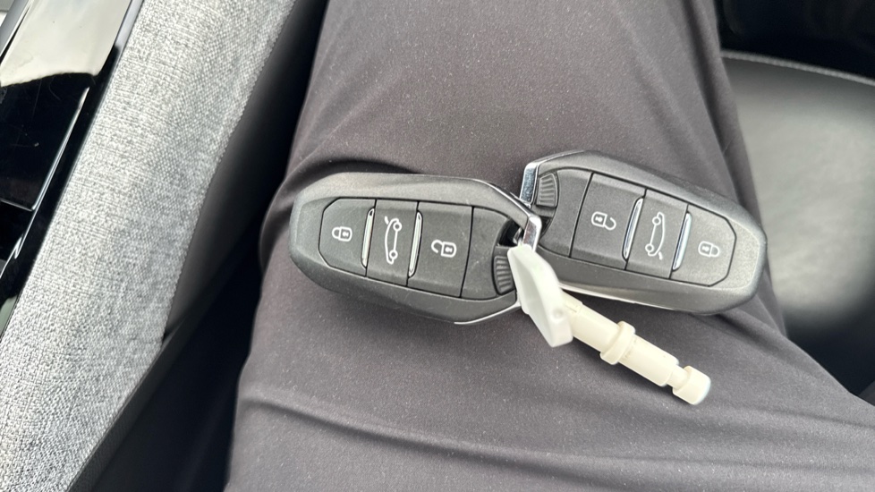 Peugeot 5008 1.2 Hybrid 136 GT 5dr e-DSC6 Petrol Estate - Image 20
