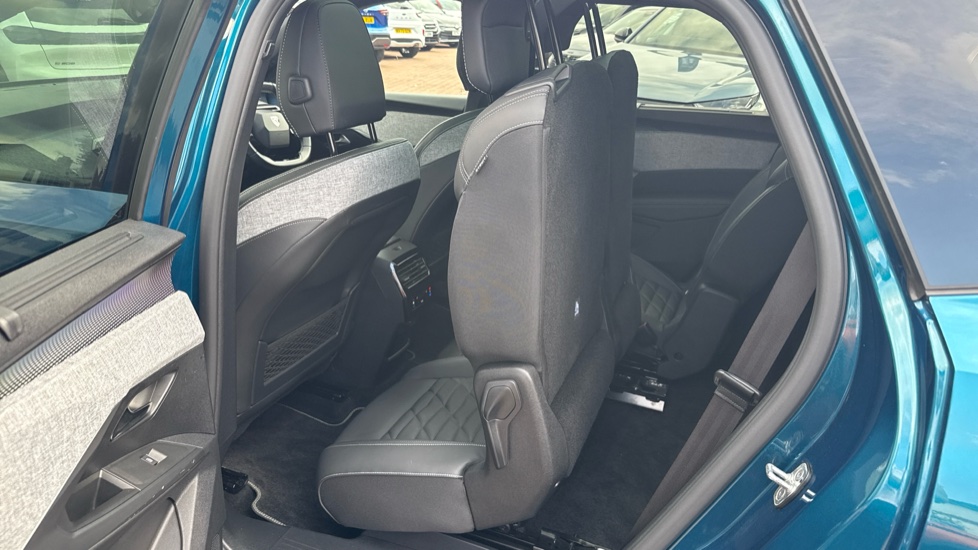 Peugeot 5008 1.2 Hybrid 136 GT 5dr e-DSC6 Petrol Estate - Image 27
