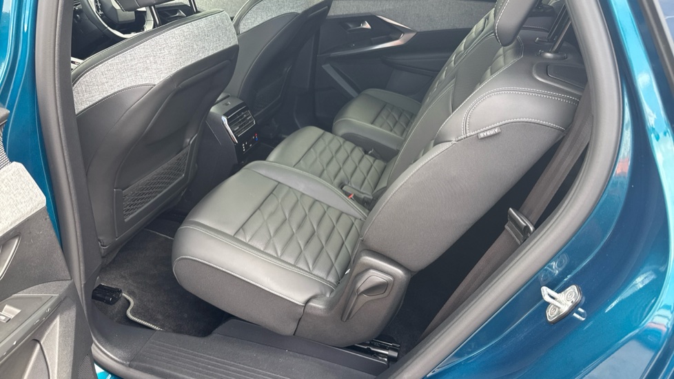 Peugeot 5008 1.2 Hybrid 136 GT 5dr e-DSC6 Petrol Estate - Image 28