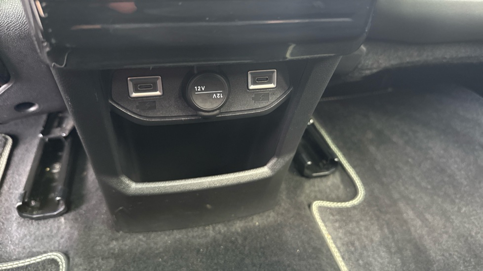 Peugeot 5008 1.2 Hybrid 136 GT 5dr e-DSC6 Petrol Estate - Image 31