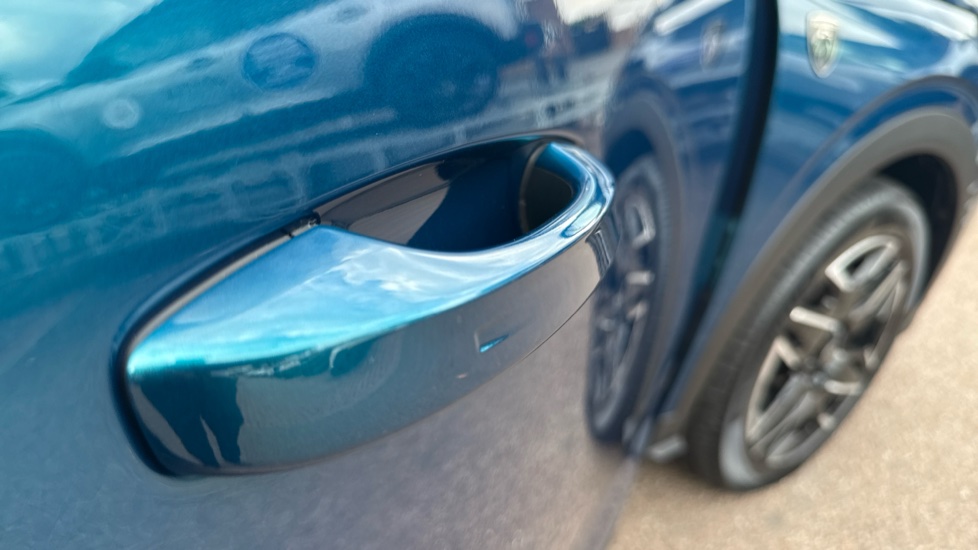 Peugeot 5008 1.2 Hybrid 136 GT 5dr e-DSC6 Petrol Estate - Image 36
