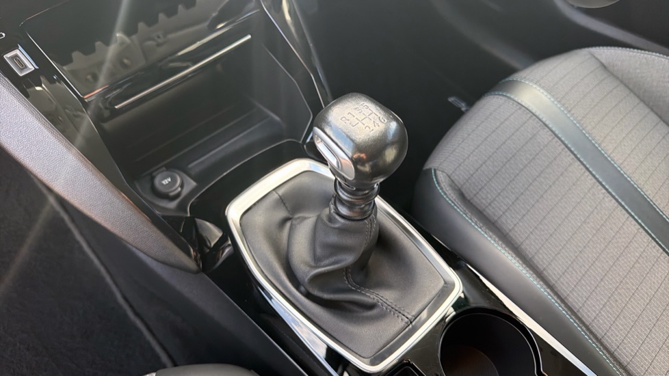 Peugeot 208 1.2 PureTech 100 Allure Premium 5dr Petrol Hatchback - Image 13