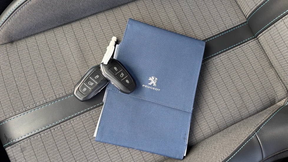 Peugeot 208 1.2 PureTech 100 Allure Premium 5dr Petrol Hatchback - Image 19