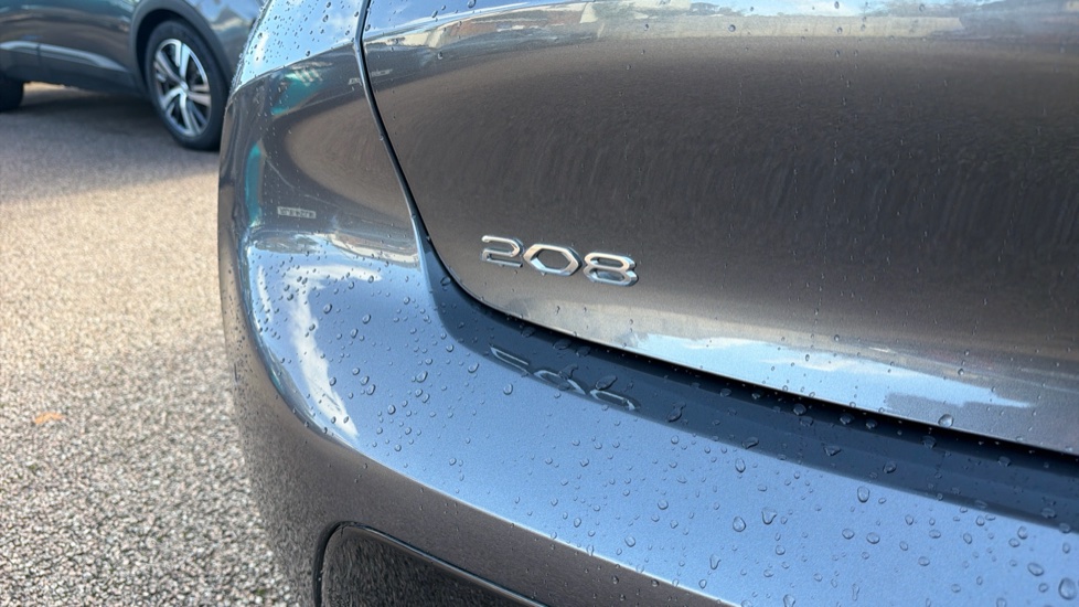 Peugeot 208 1.2 PureTech 100 Allure Premium 5dr Petrol Hatchback - Image 22