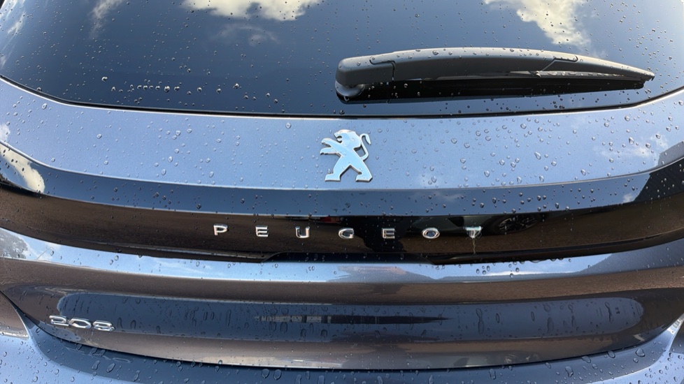 Peugeot 208 1.2 PureTech 100 Allure Premium 5dr Petrol Hatchback - Image 23