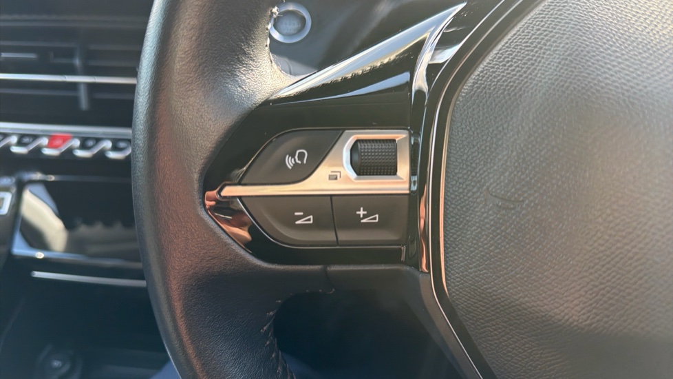 Peugeot 208 1.2 PureTech 100 Allure Premium 5dr Petrol Hatchback - Image 28