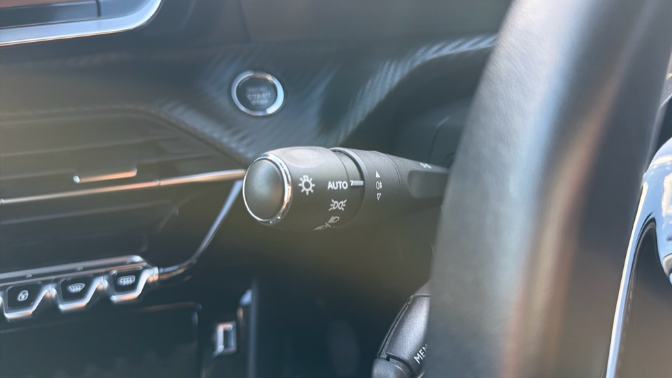 Peugeot 208 1.2 PureTech 100 Allure Premium 5dr Petrol Hatchback - Image 30