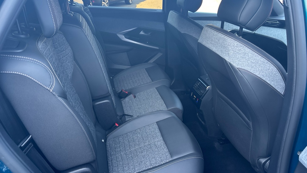 Peugeot 5008 1.2 Hybrid 136 Allure 5dr e-DSC6 Petrol Estate - Image 16