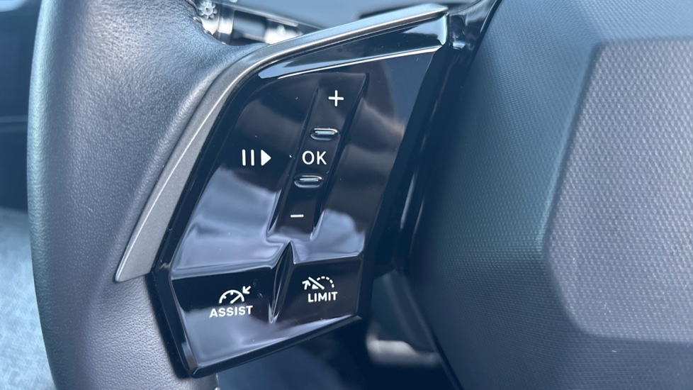 Peugeot 5008 1.2 Hybrid 136 Allure 5dr e-DSC6 Petrol Estate - Image 30
