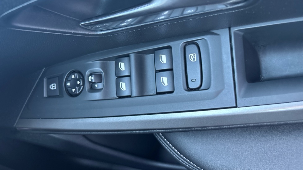 Peugeot 5008 1.2 Hybrid 136 Allure 5dr e-DSC6 Petrol Estate - Image 32