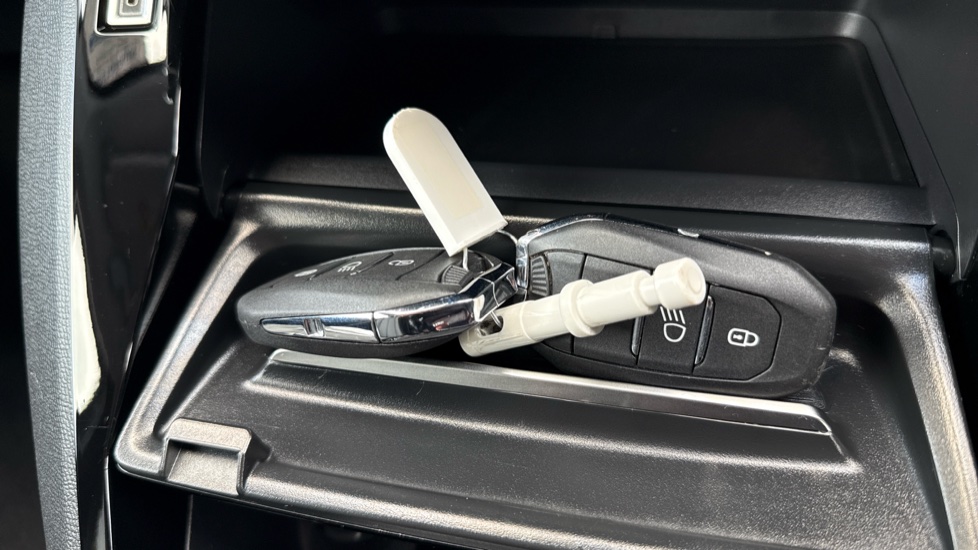 Peugeot 208 1.2 PureTech 100 Allure 5dr Petrol Hatchback - Image 20