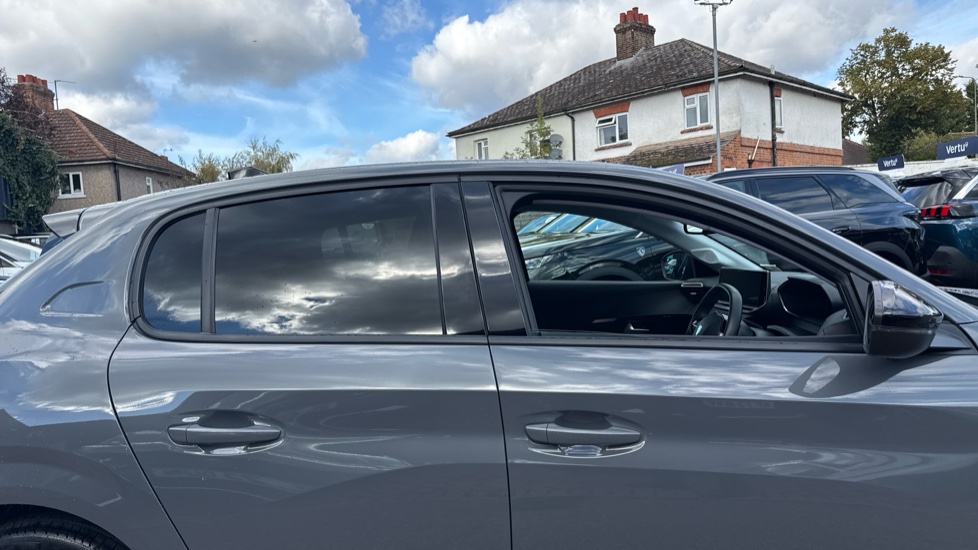 Peugeot 208 1.2 PureTech 100 Allure 5dr Petrol Hatchback - Image 22