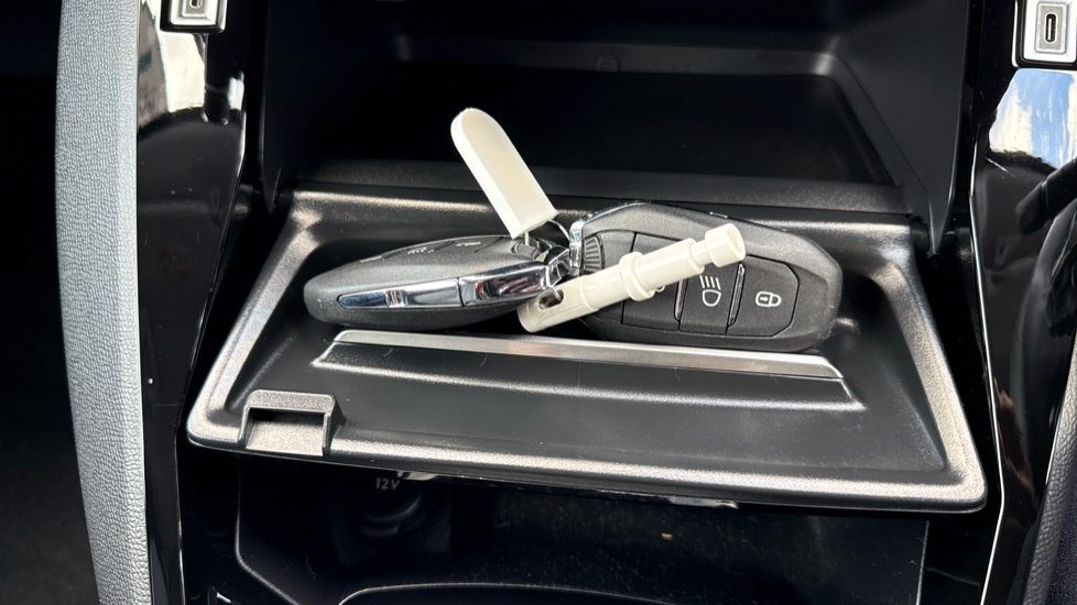 Peugeot 208 1.2 PureTech 100 Allure 5dr Petrol Hatchback - Image 33