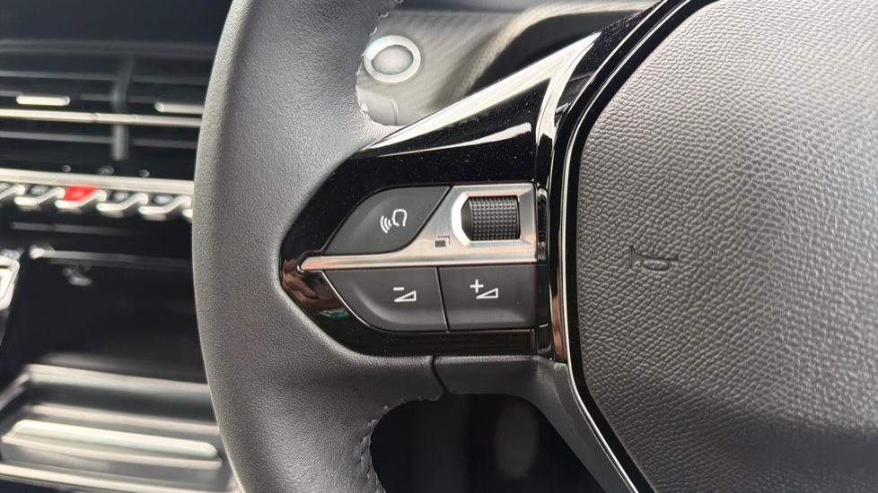 Peugeot 2008 1.2 PureTech 130 Allure 5dr Petrol Estate - Image 24